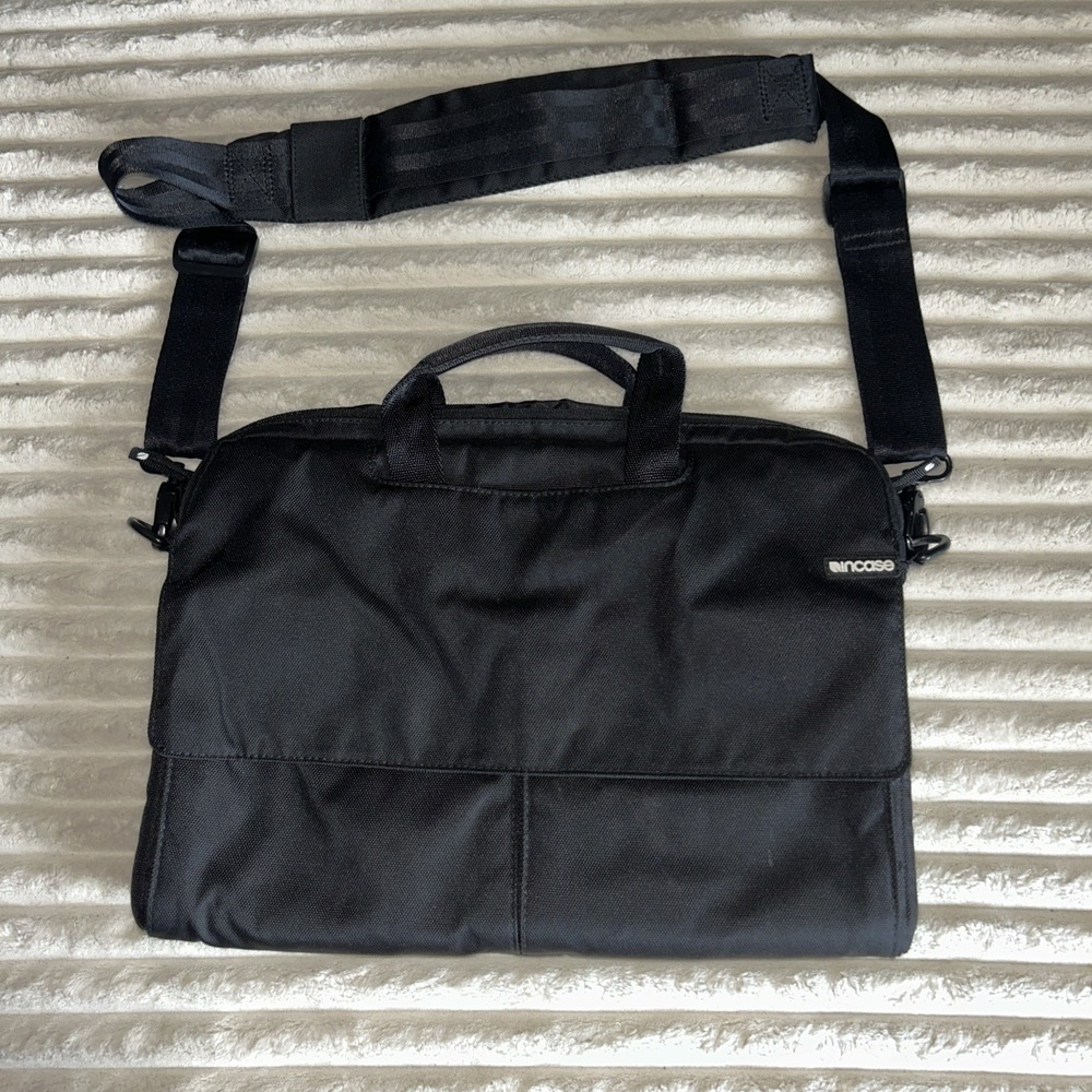 Incase Padded Black Nylon Solid Laptop Shoulder/Messenger Bag